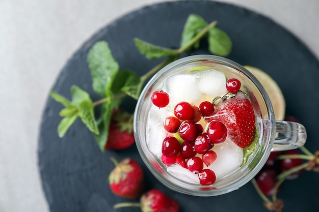 Szklany Kubek Z Truskawkowym Mojito Na łupkowym Talerzu