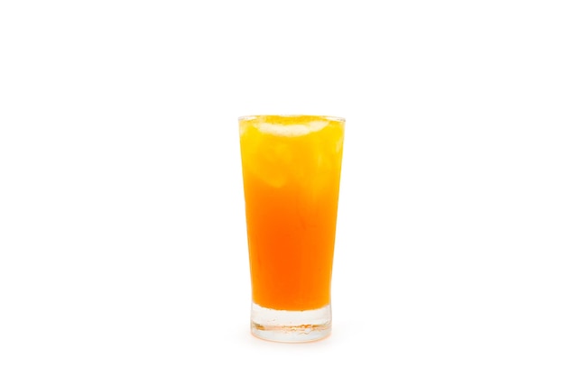 Szklany mrożony sok pomarańczowy na białym tle