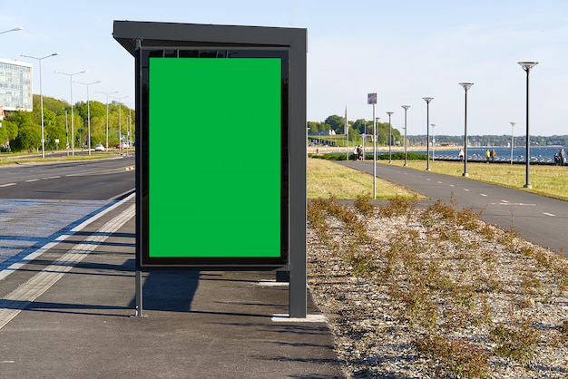 Szklany przystanek autobusowy z kluczem chrominowym Puste miejsce reklamowe