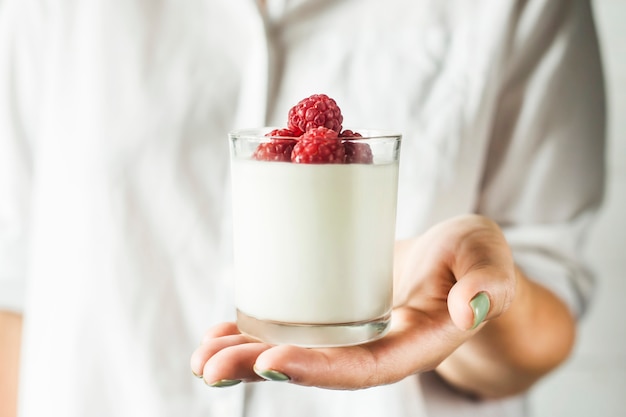 Szklany Słoik Z Domowej Roboty Jogurt Z Malinami W Rękach Kobiety