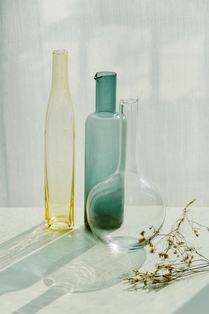 Szklany wazon Ozdobna butelka do wnętrza domu Przezroczysty blask wody i cienia Ciepła, lekka atmosfera w słoneczny dzień