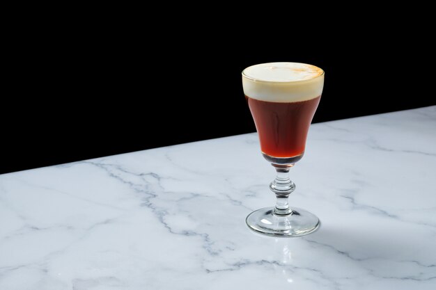 Szkło espresso Martini koktajl na marmuru stole z kopii przestrzenią dla teksta