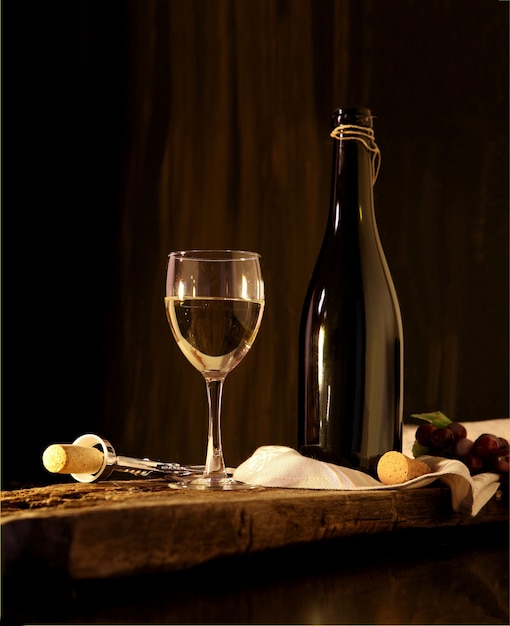 Szkło i butelka białego wina na czarnym drewnianym tle projekt listy win z copyspace