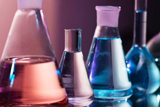 Szkło laboratoryjne zawierające kolorową płynną martwą naturę