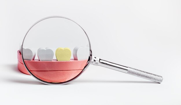 Szkło powiększające nad chorym zębem z płytką nazębną w szczęce Badanie kontrolne zębów Koncepcja leczenia próchnicy Diagnoza problemów zdrowotnych jamy ustnej