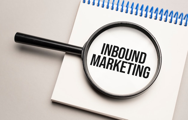 Szkło powiększające z napisem Inbound Marketing na tle wykresu