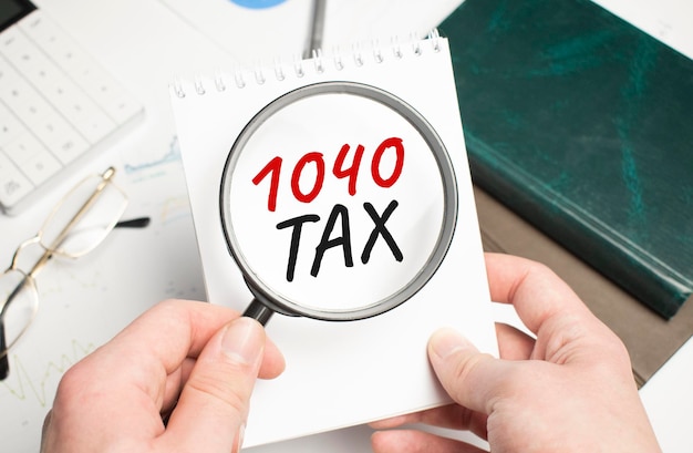 Szkło powiększające z tekstem 1040 TAX na lupie