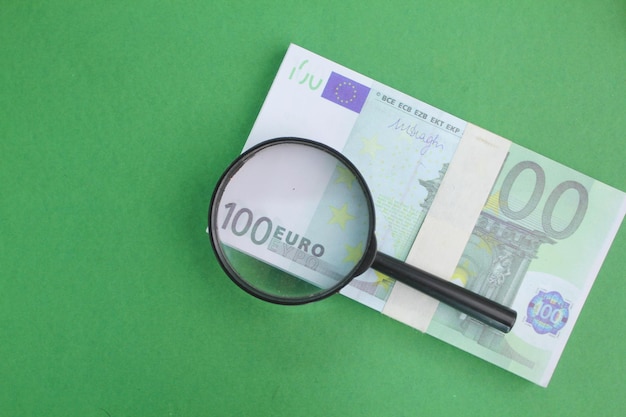 szkło powiększające ze 100 euro koncepcja inwestowania w euro koncepcja szukania euro