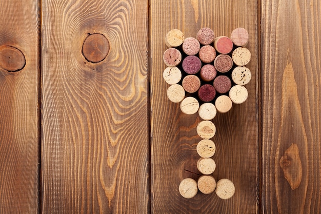 Szkło w kształcie korków do wina na tle rustykalnym drewniany stół. Widok z góry z miejscem na kopię