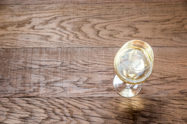 Szkło z białym winem na drewnie