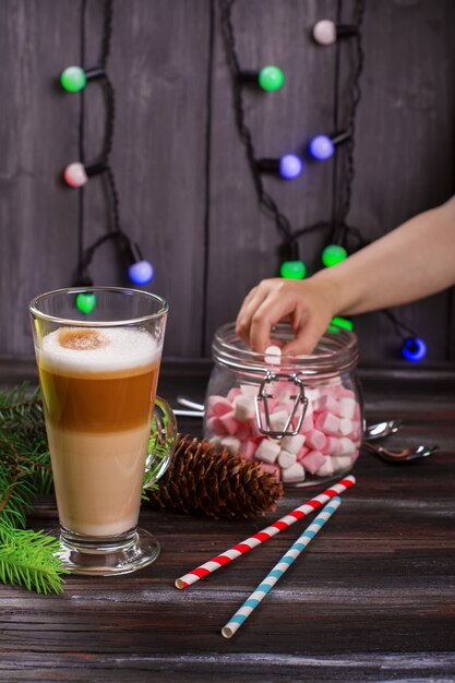 Szkło z latte i marshmallows, koncepcja X-mas.