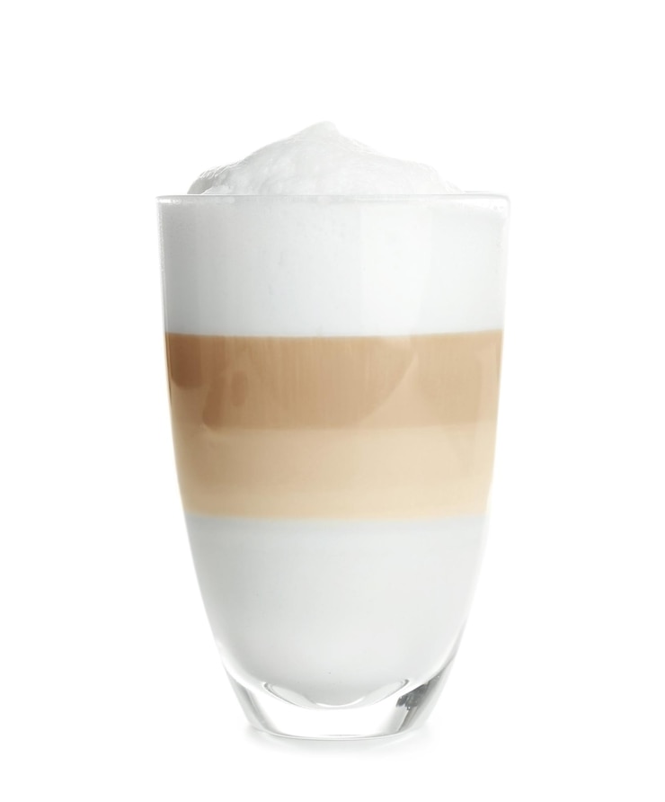Zdjęcie szkło z latte macchiato na białym tle
