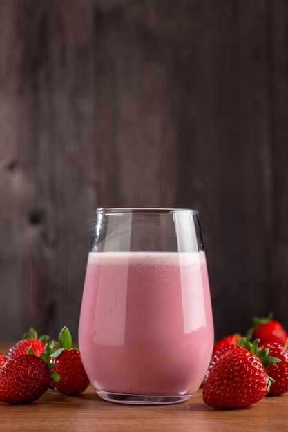 Szkło z smakowitym truskawkowym smoothie