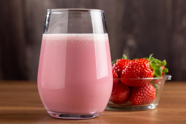 Szkło z smakowitym truskawkowym smoothie