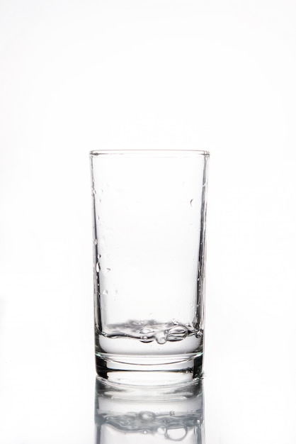 Zdjęcie szkło z wodą odizolowywającą na bielu