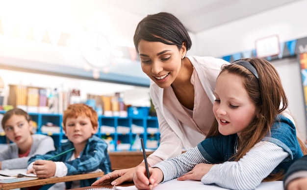 Szkoła pisanie i nauczyciel z uczniem w klasie do uczenia się pomocy i wiedzy Szczęśliwa edukacja i wychowawca z dziewczynką do notatek z nauką do testu lub egzaminu ze stypendium