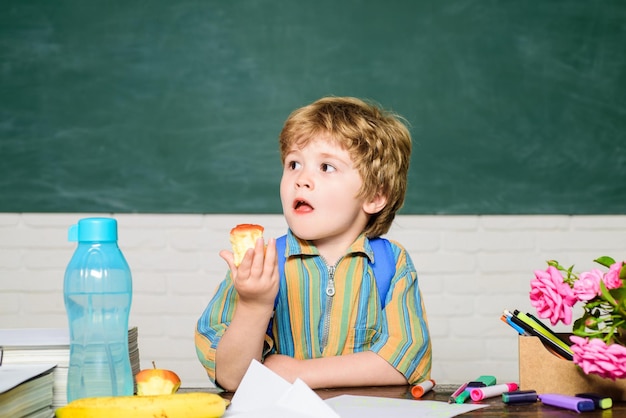 Szkoła podstawowa i edukacja jedzenie menu obiad szkolny w czasie przerwy obiad szkolny dla dziecka