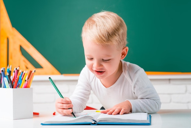 Szkoła podstawowa i edukacja Portret ucznia szkoły podstawowej studiuje w pomieszczeniu Nauczanie szkolne