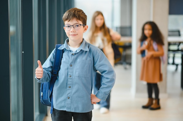 Szkolak Z Torbą Szkolną I Książkami W Szkole Koncepcja Edukacyjna Powrót Do Szkoły Szkolak Idący Do Klasy Stylowy Chłopiec Z Plecakiem Chłopak Gotowy Do Nauki