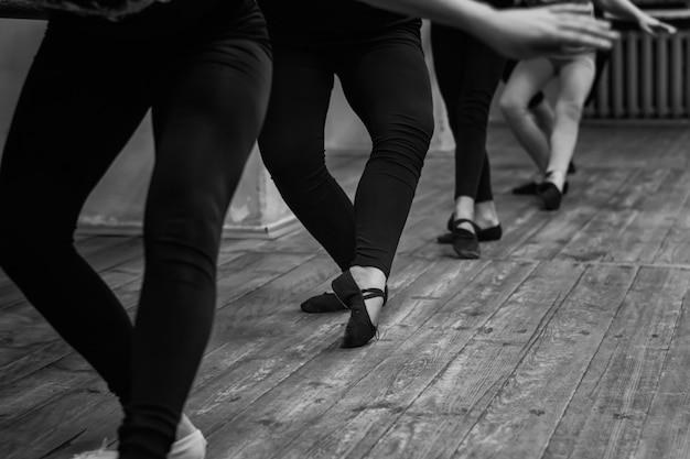 Szkolenie dziewcząt w sali tanecznej przy balecie