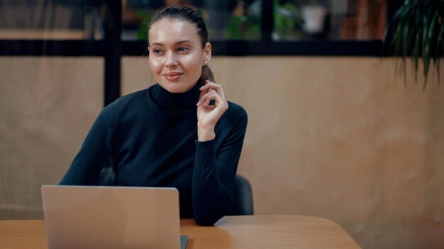 Szkolenie online za pośrednictwem połączenia wideo Pewna młoda kobieta