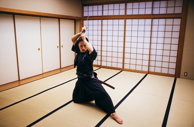 Zdjęcie szkolenie samurajów w tradycyjnym dojo w tokio