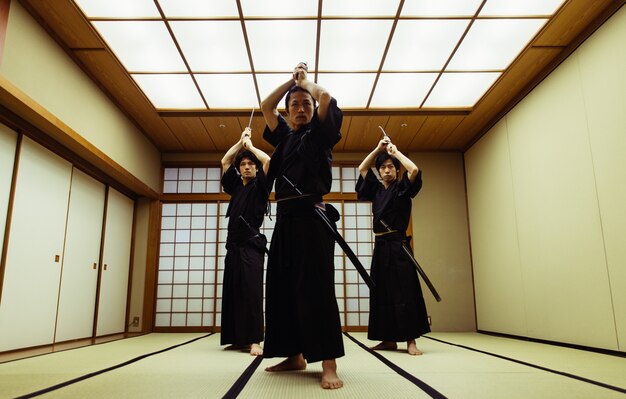 Zdjęcie szkolenie samurajów w tradycyjnym dojo w tokio