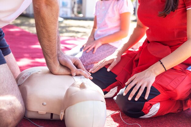 Zdjęcie szkolenie w zakresie pierwszej pomocy i cpr przy użyciu automatycznego zewnętrznego defibrylatora - aed