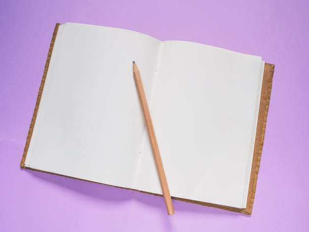 Zdjęcie szkolnego notatnika otwarcie na purpurowym tle