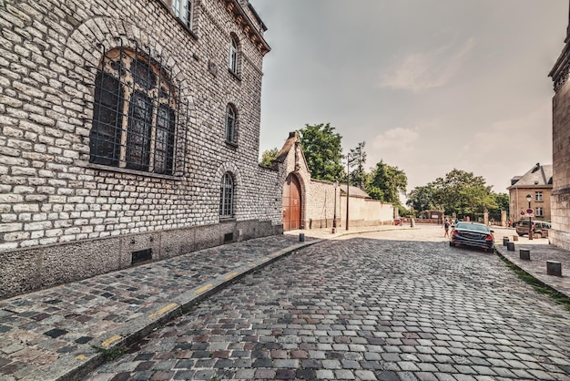 Zdjęcie szlak między budynkami na tle nieba w mieście