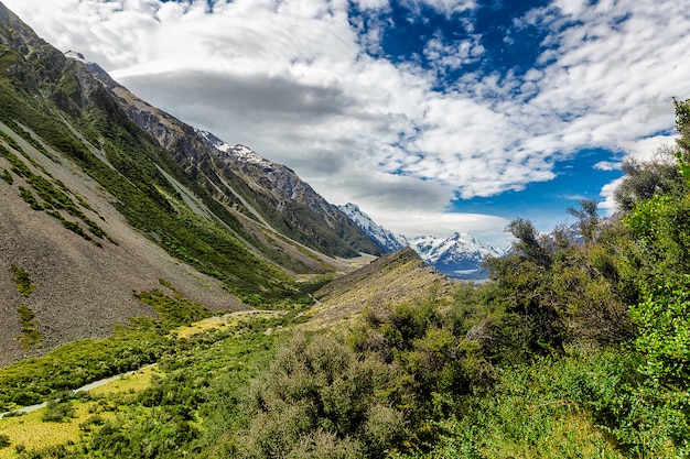 Szlak między kolorowymi zboczami gór w Parku Narodowym Mount Cook