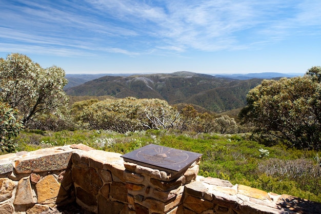 Zdjęcie szlak na szczyt góry buller w gorący letni dzień w victoria's high country w australii