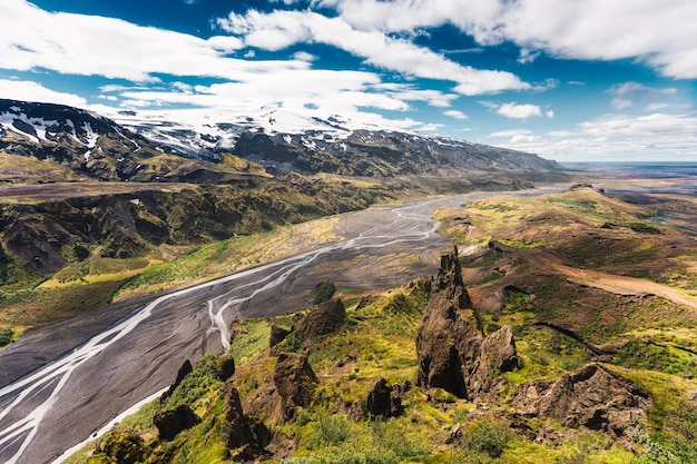 Szlak turystyczny do punktu widokowego Valahnukur z górską doliną i rzeką krossa przepływającą przez islandzkie wyżyny w Thorsmork Islandia