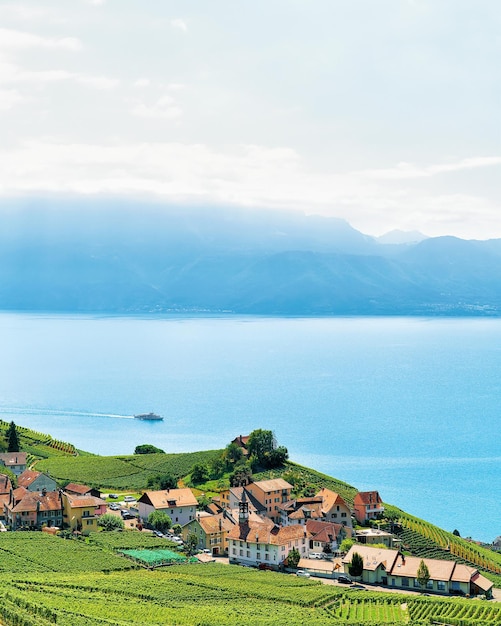 Szlak turystyczny Lavaux Vineyard Terraces i statek nad Jeziorem Genewskim i Alpami, dzielnica Lavaux-Oron w Szwajcarii