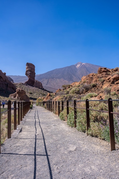 Szlak turystyczny między Roques de Gracia i Roque Cinchado w naturalnym obszarze Teide na Wyspach Kanaryjskich Teneryfa