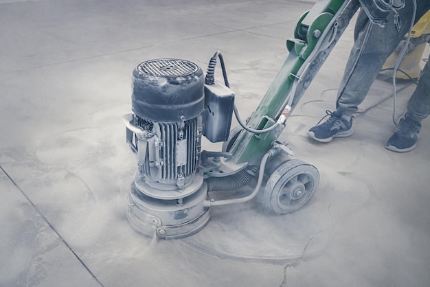 Szlifowanie posadzki betonowej przed malowaniem farbami przemysłowymi epoksydowymi