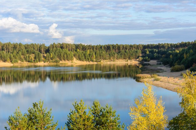 Szmaragdowe Jezioro z teksturowymi chmurami, piaszczystymi górami i lasem. Widok z wysokiej góry. Kazań, Rosja.