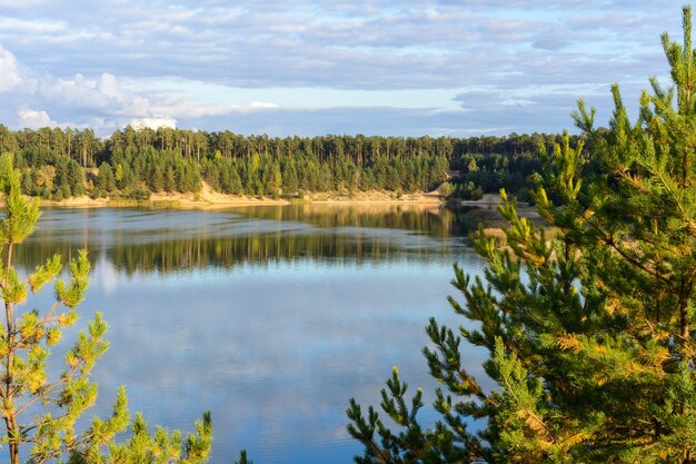 Szmaragdowe Jezioro z teksturowymi chmurami, piaszczystymi górami i lasem. Widok z wysokiej góry. Kazań, Rosja.