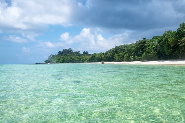 Szmaragdowo czyste morze z wybrzeżem plaży