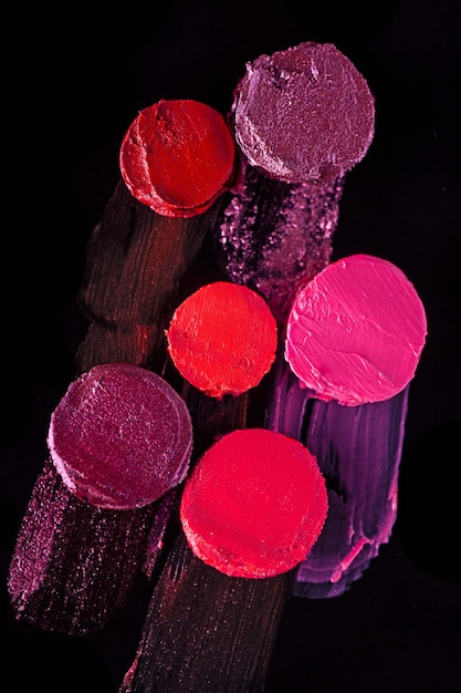 Zdjęcie szminka różowy bordo winorośli pomarańczowy paleta rozmazywanie tekstury tła na białym tle na czarnym tle