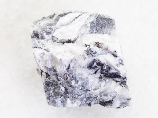 Szorstki kamień magnezytowy na białym marmurze