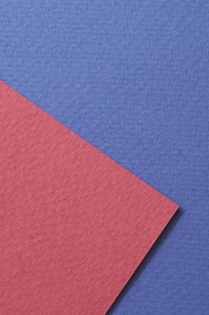 Szorstki papier pakowy tło papier tekstura bordowy niebieski kolory Makieta z miejsca kopiowania tekstu