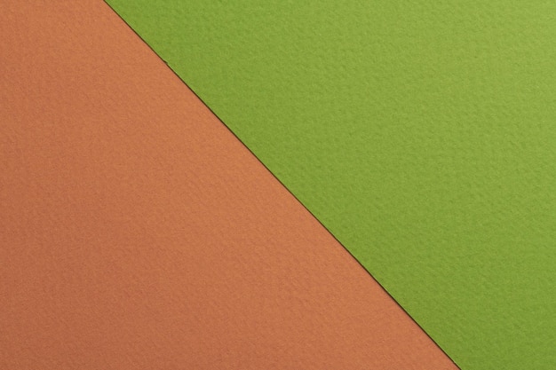 Szorstki papier pakowy tło tekstura papieru brązowe zielone kolory Makieta z miejsca kopiowania tekstu