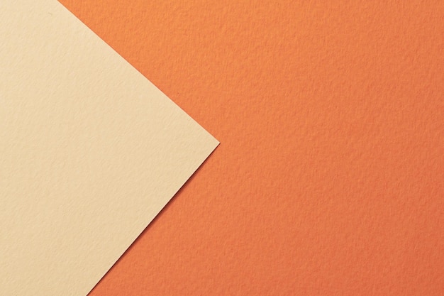 Szorstki papier pakowy tło tekstura papieru pomarańczowe beżowe kolory Makieta z miejsca kopiowania tekstu