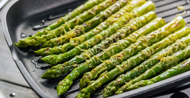 Szparagi posypane parmezanem smażone na patelni