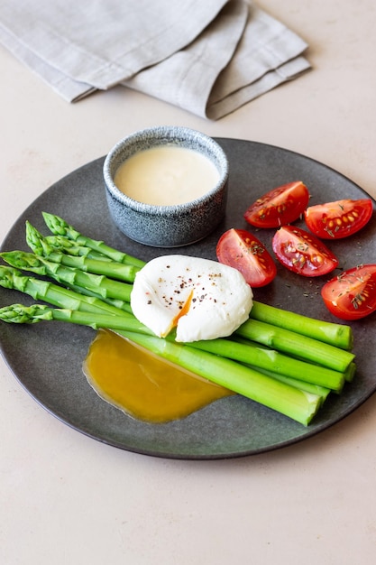 Szparagi Z Pomidorami Z Jajka W Koszulce I Sosem Holenderskim Zdrowe Odżywianie Jedzenie Wegetariańskie
