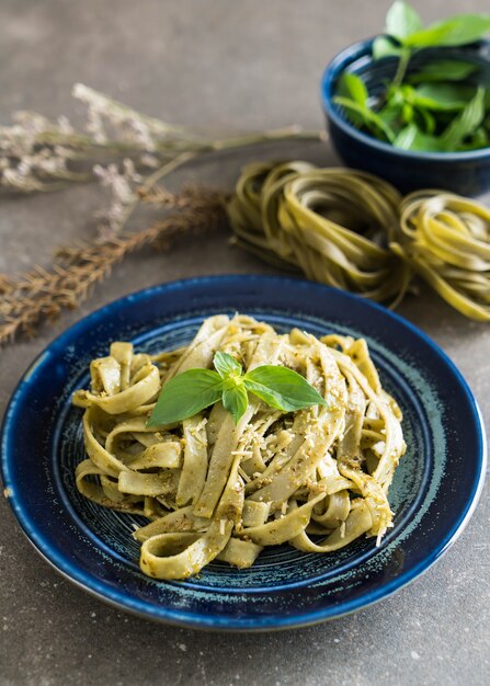 szpinak fettuccine na talerzu