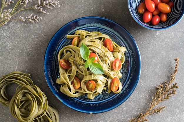 Zdjęcie szpinak fettuccine z pomidorami