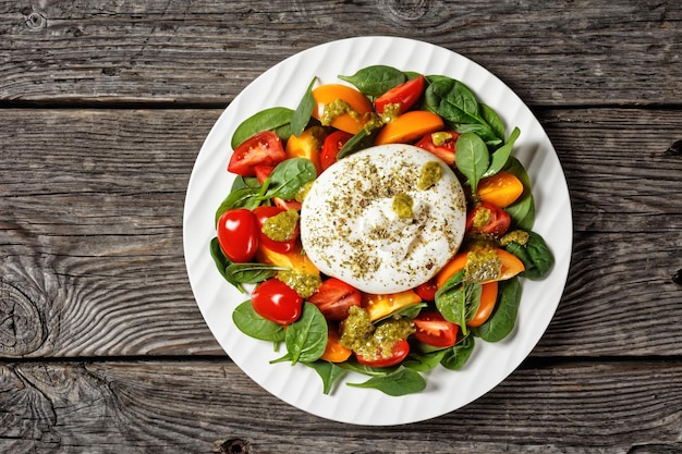 Szpinak, Pomidor i Burrata Sałatka Z Sosem Bazyliowym Pesto na talerzu, flat lay, wolna przestrzeń, kuchnia włoska