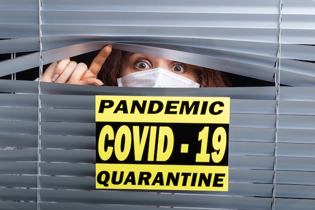 Zdjęcie szpitalna kwarantanna lub izolacja pacjenta stojącego samotnie w pokoju z nadzieją na leczenie pandemii koronawirusa covid-19
